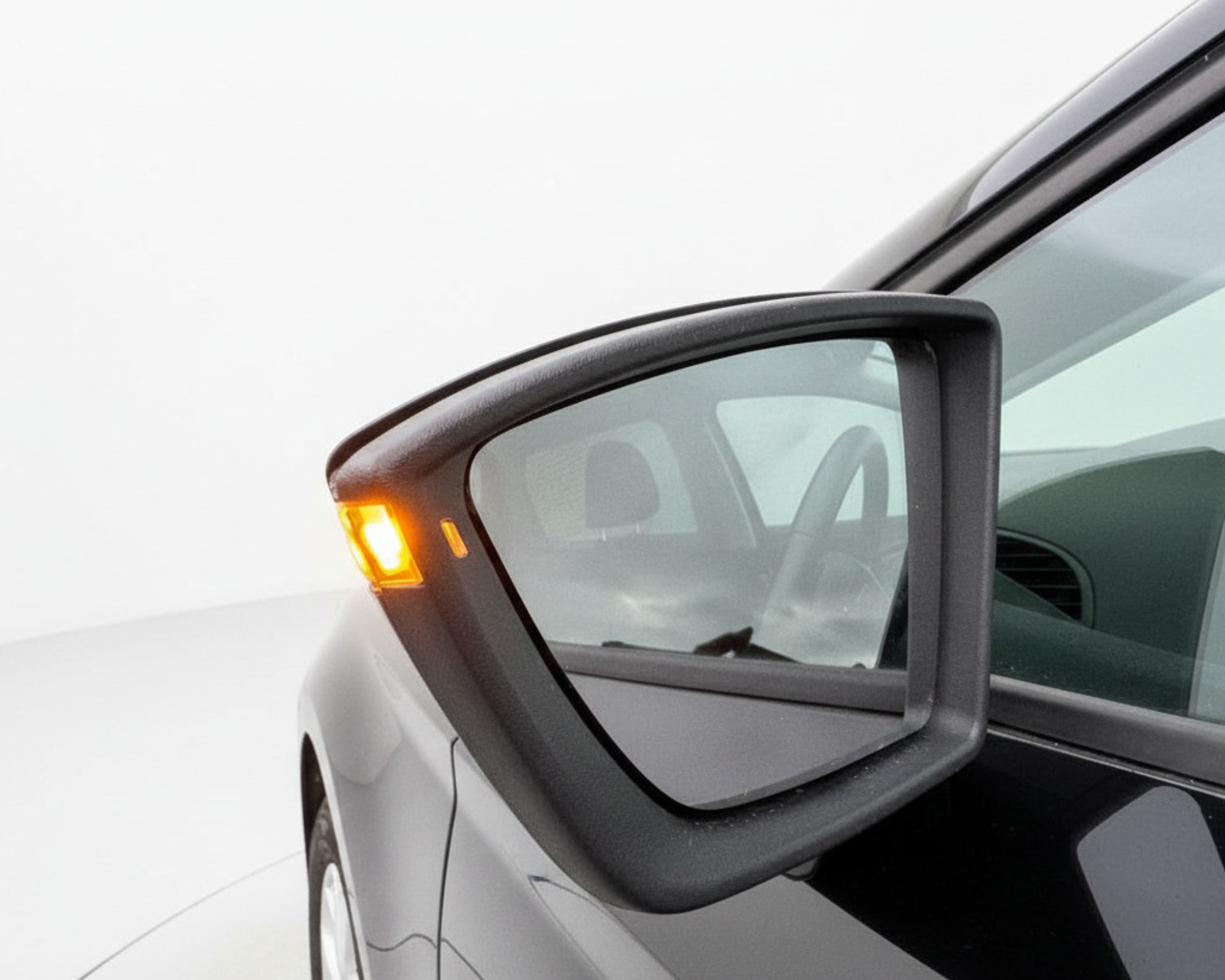 Wis de achtergrond en plaats de auto in een witte foto studio Optimaliseer de foto indien nodig